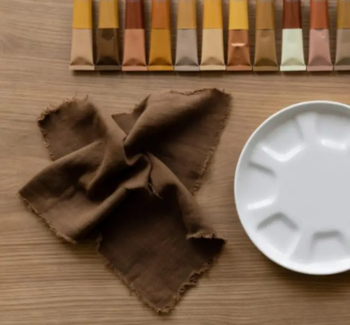 Zorganizowane stanowisko pracy z materiałami artystycznymi