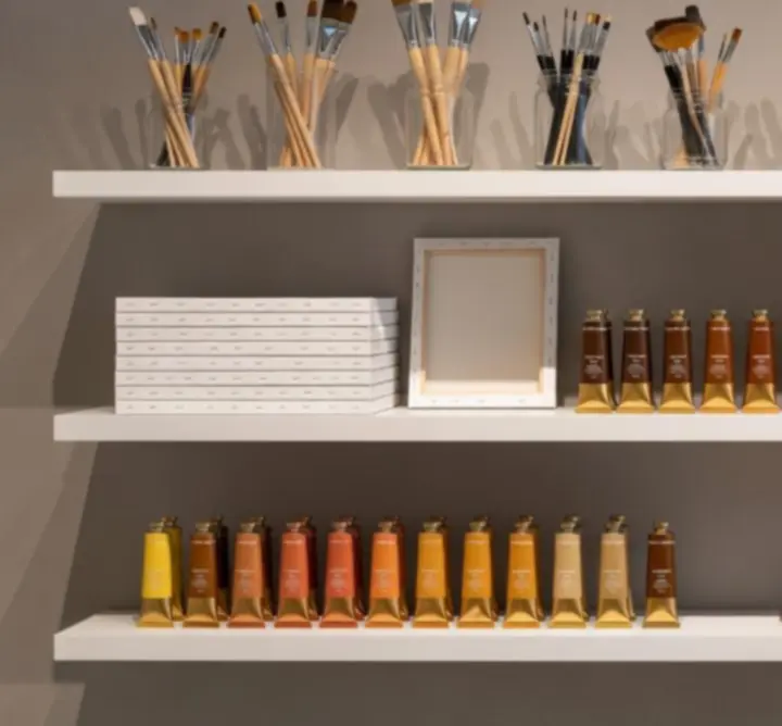 Półka z materiałami artystycznymi